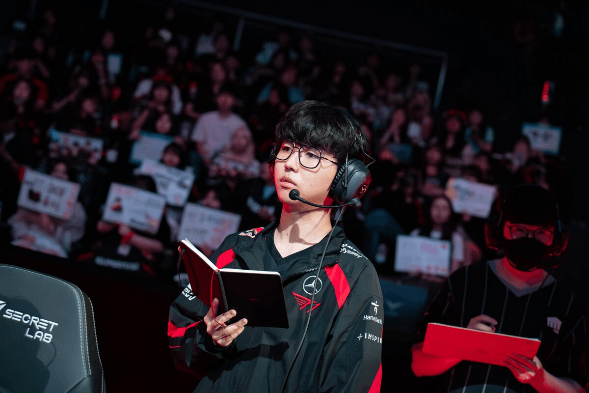 What Does a League of Legends Coach Do?